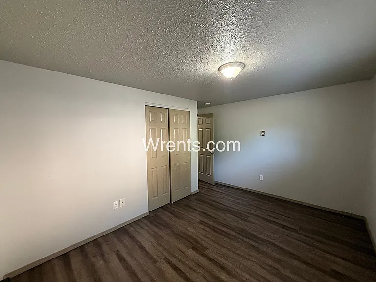 11005-11007 E 32nd Ave — Photo 15