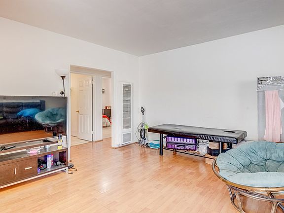 4th image of 621 E Saxon Ave