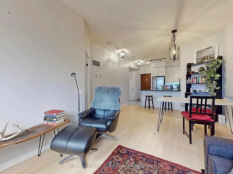 555 Yonge St #302 — Photo 7