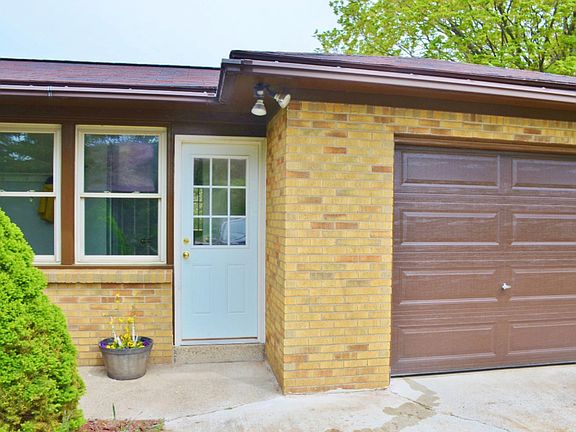 4th image of 1523 Lake Michigan Dr NW