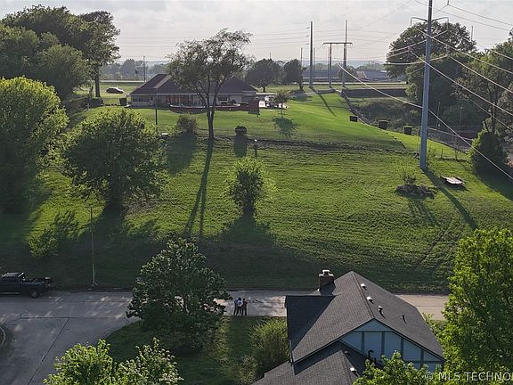 3rd image of Maplewood Dr