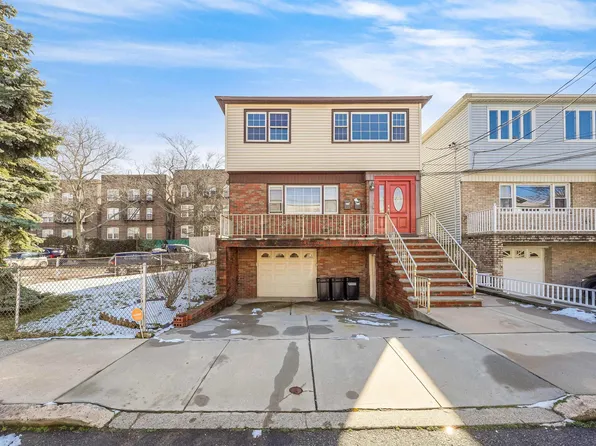 2 East Ct, Bayonne, NJ 07002