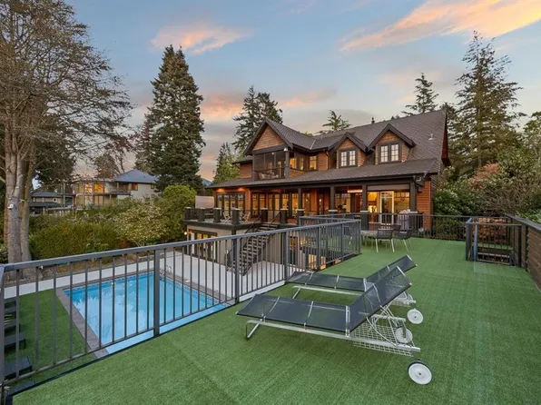 2737 Crescent Dr, Surrey, BC V4A 3J9