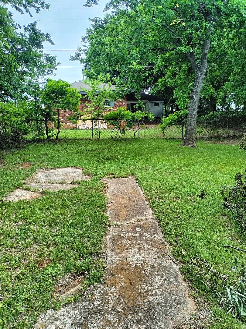 Beautiful 3 Bed / 1 Bath Home with Large Yard! — Photo 3