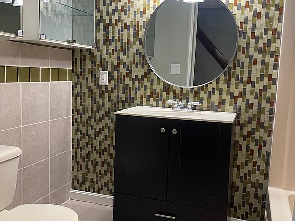 2nd image of 1847 Walker St #2