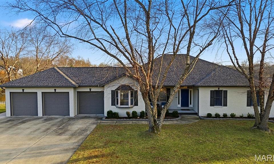 1st image of 905 Thornbury Pl