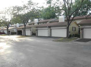 808 Swallow St, Deerfield, IL 60015