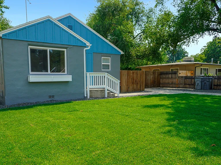 4213 W Clark St — Photo 17