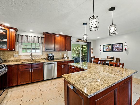 2nd image of 909 Fox Run Cir