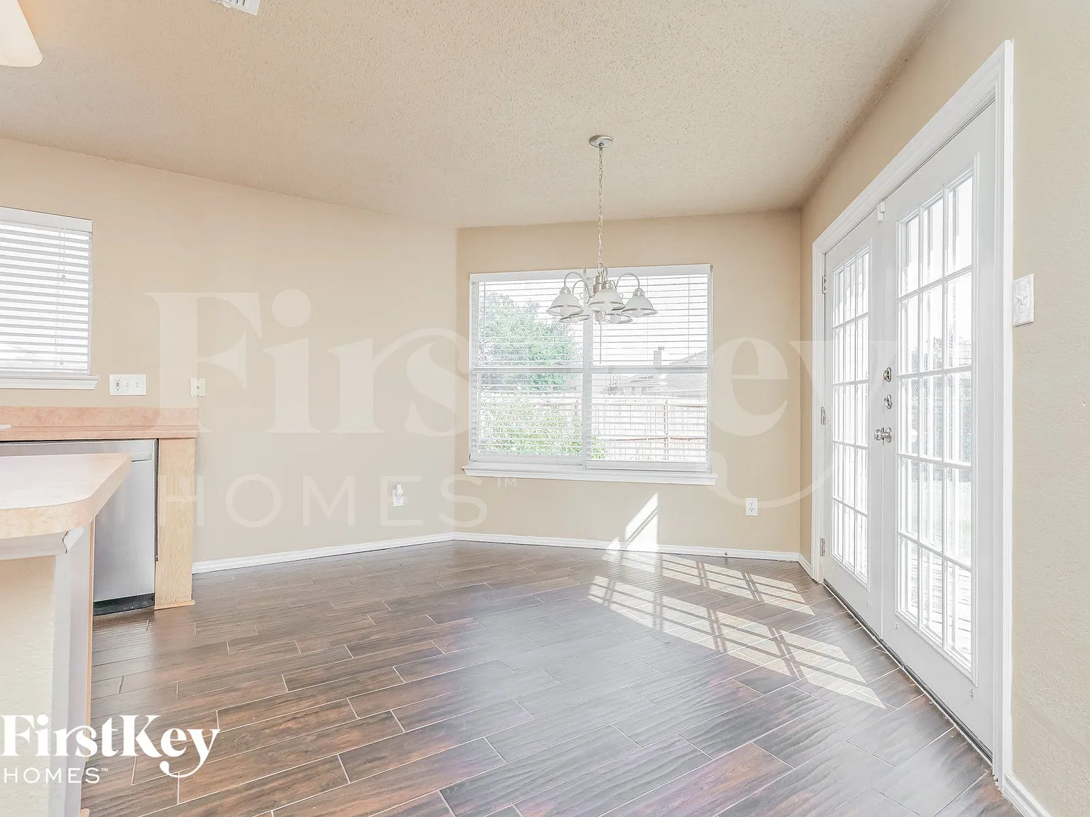 3 bed, 2.0 bath, 2076 sqft, $2,600 — Photo 4