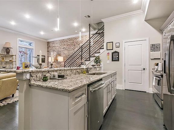5th image of 628 Baronne St #204