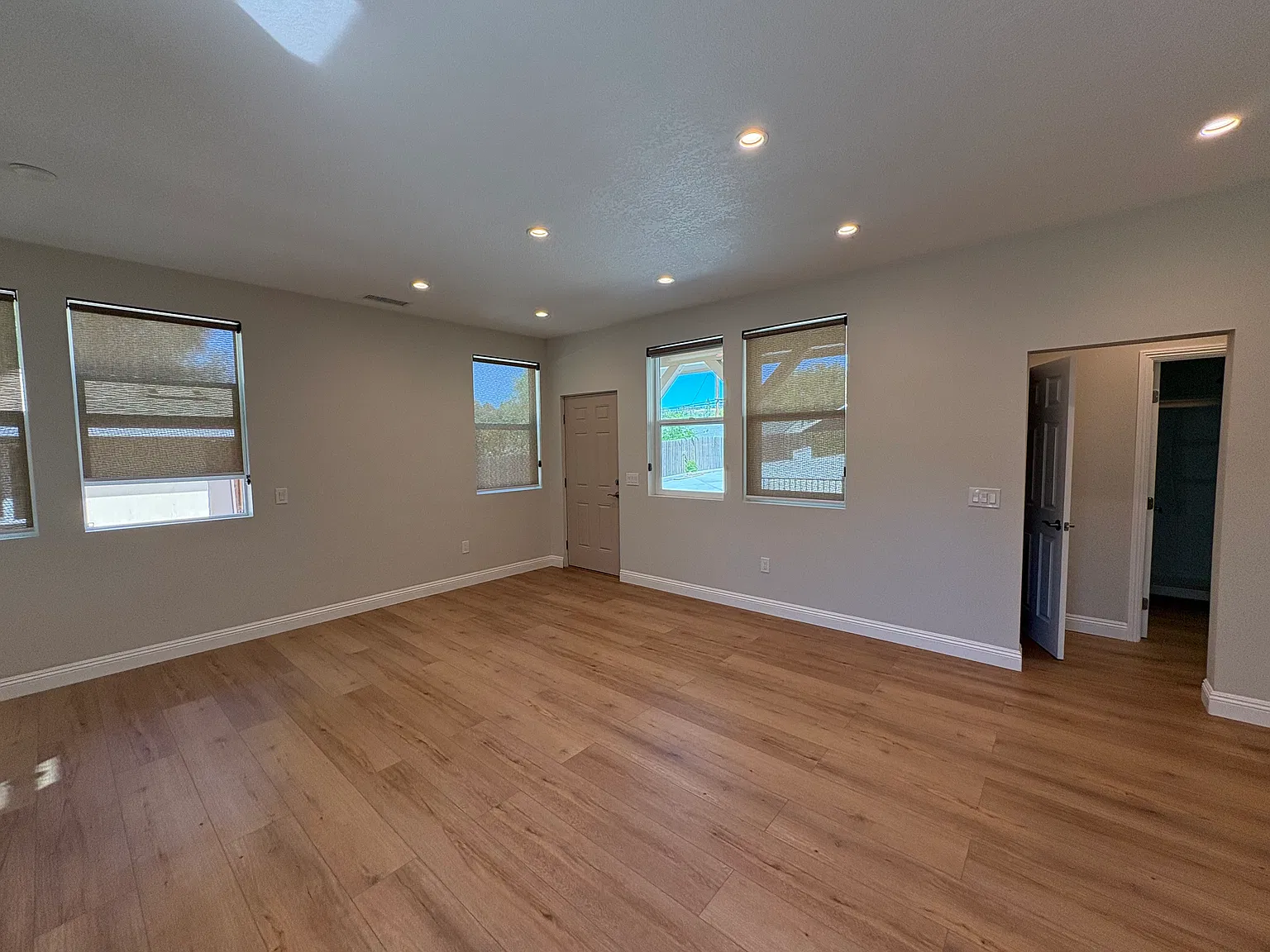 2 bed, 940 sqft, $3,100 — Photo 3