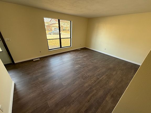 4th image of 947 Belle Valley Dr
