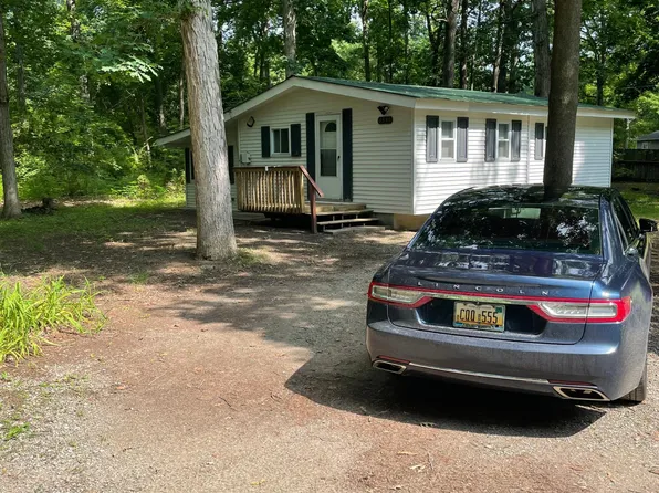 6536 Riverdale Rd, Whitmore Lake, MI 48189