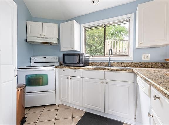 5th image of 122 Bragg St #A