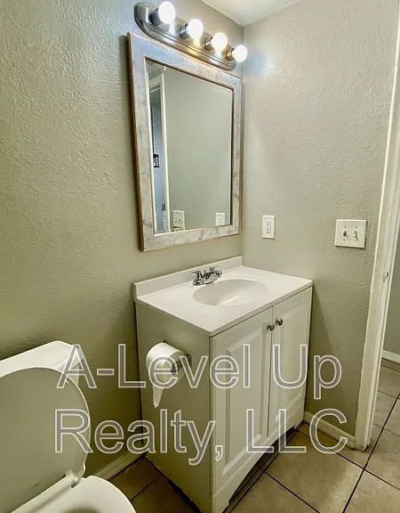 403 E Thoroughbred St — Photo 28