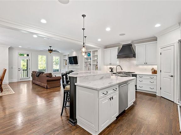 4th image of 925 Camp Ave