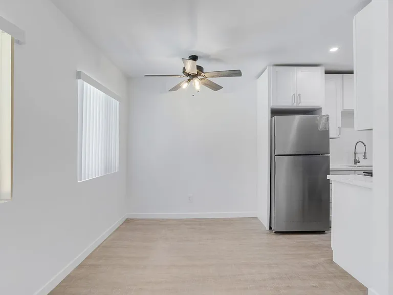 323 E Chestnut St #19 — Photo 7