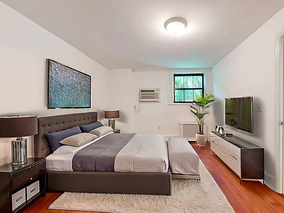 4th image of 129 E 10th St APT 1