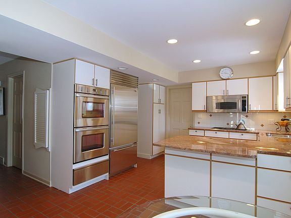 Stainless/Granite Kitchen w/Highest End Appliances