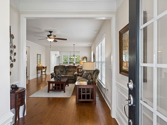 5th image of 215 Old Towne Dr