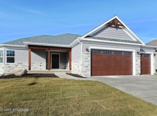 915 Wells Dr, Sycamore, IL 60178