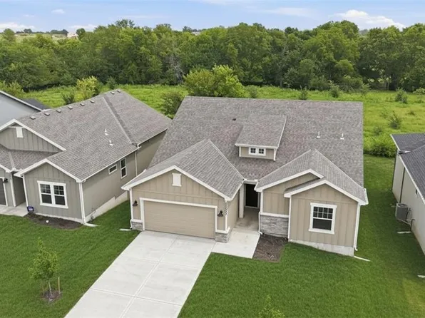 20677 Skyview Ln, Spring Hill, KS 66083