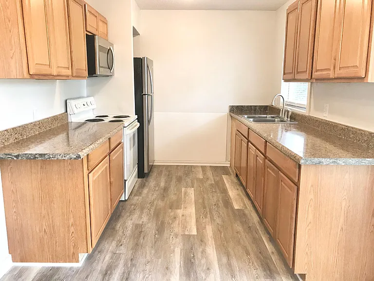 5218 Victoria Dr — Photo 2