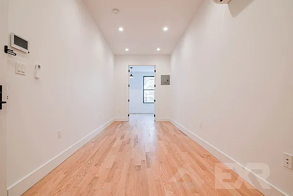 Rented by EXR | media 4