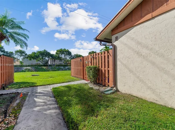 1101 Summit Place Cir APT B, West Palm Beach, FL 33415