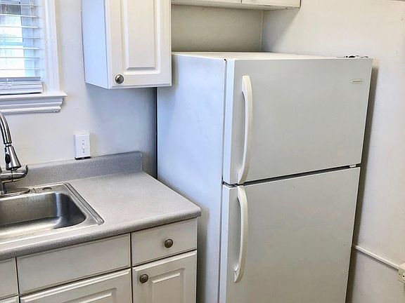 4th image of 16 Hobart Ave APT 1