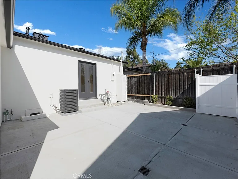 2108 N Pass Ave — Photo 24