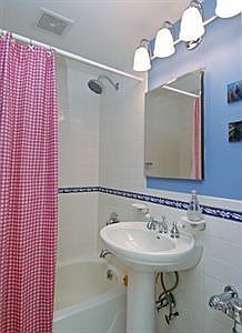 4th image of 130 E 17th St