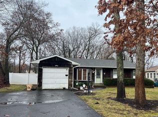 8 Arbutus Ct, Ronkonkoma, NY 11779
