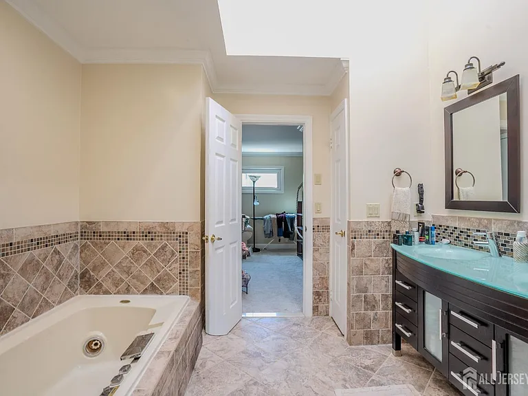 61 Amherst Way — Photo 40
