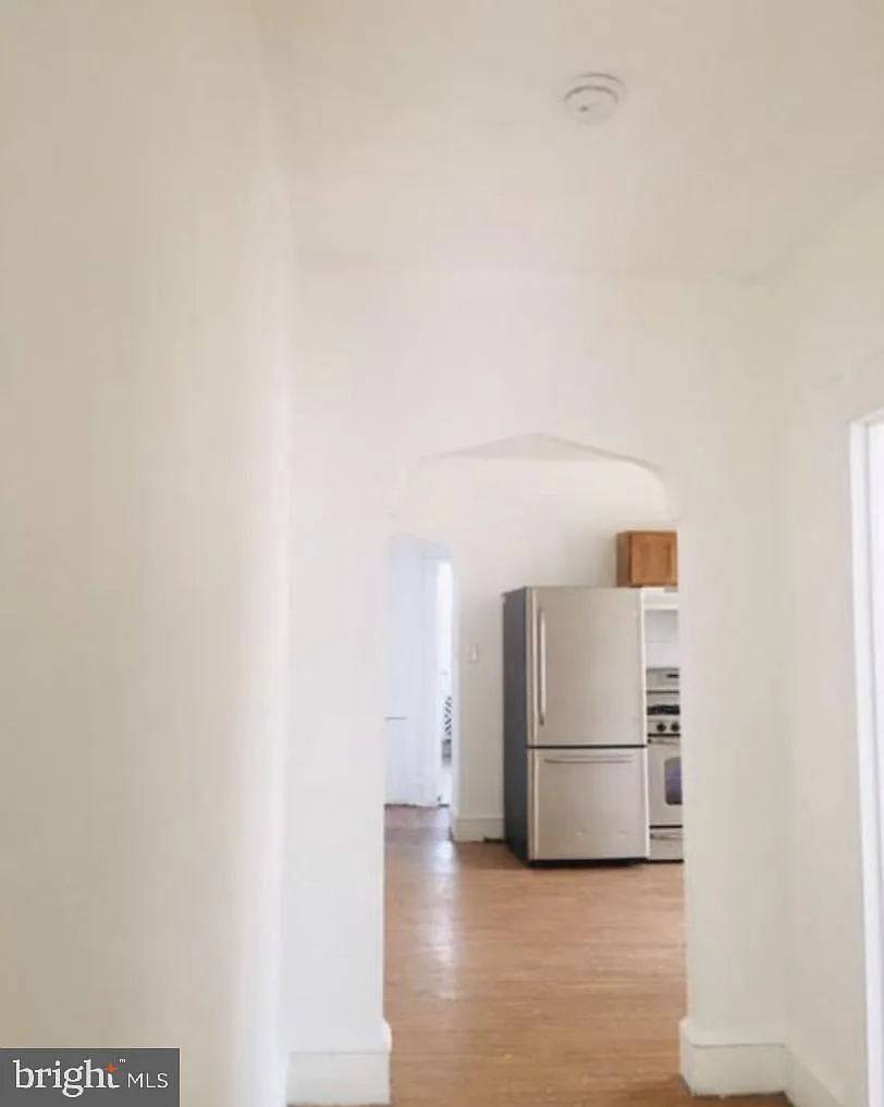 2 bed, 1.0 bath, 922 sqft, $1,300 — Photo 3