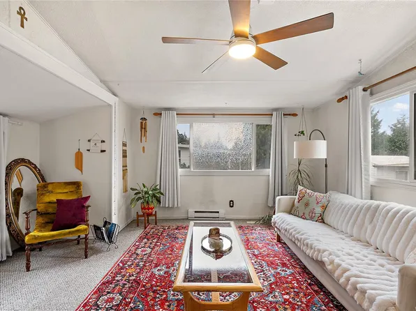 2587 B Selwyn Rd #11, Langford, BC V9B 4V4