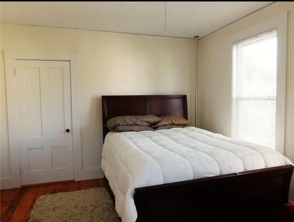 5 bed, 2400 sqft, $2,950 — Photo 4