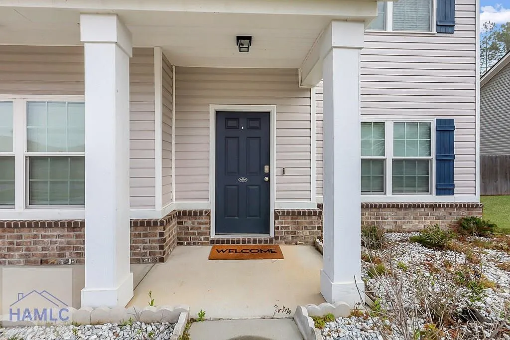 4 bed, 2.5 bath, 2740 sqft, $2,350 — Photo 2