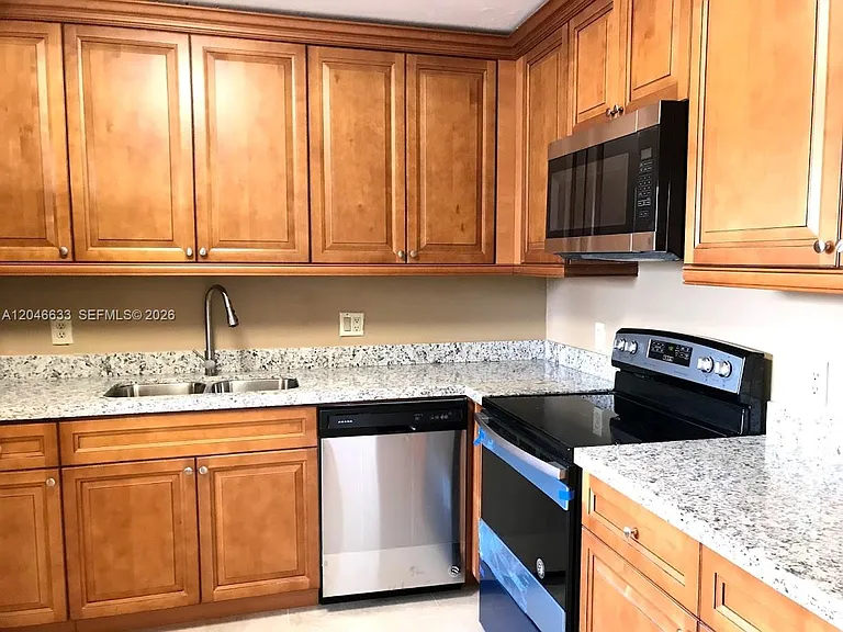 369 Lakeview Dr #203 — Photo 2