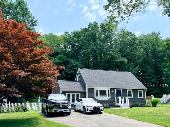 14 Snell St, Sturbridge, MA 01566