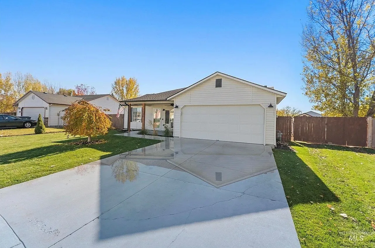 3 bed, 1035 sqft, $1,800 — Photo 1