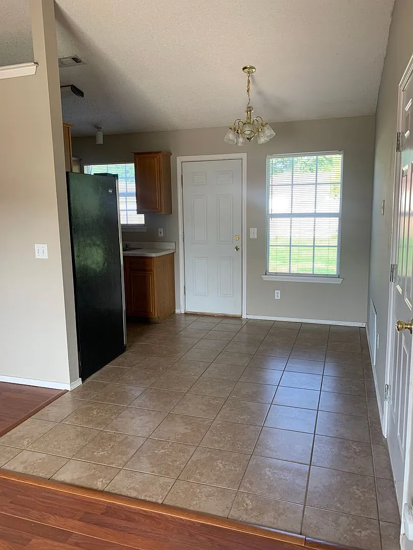 3 Bedroom 2 Bath home, with large fenced backyard and 2 car garage — Photo 3