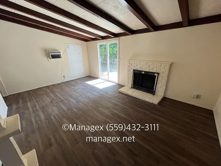 4256 N Millbrook Ave — Photo 2