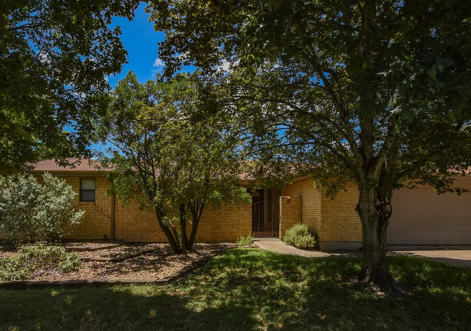Quiet Neighborhood Home with Views — Photo 1