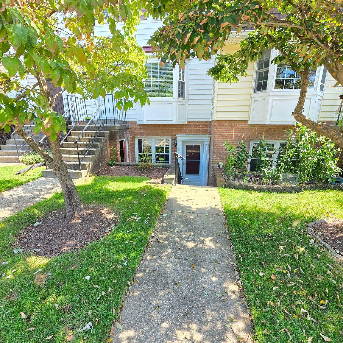2 bed, 1.0 bath, 1151 sqft, $2,200 — Photo 1