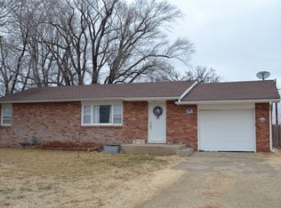 835 E 1st St, Abilene, KS 67410