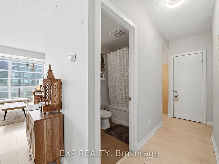 20 Bruyeres Mews #LPH07 — Photo 32