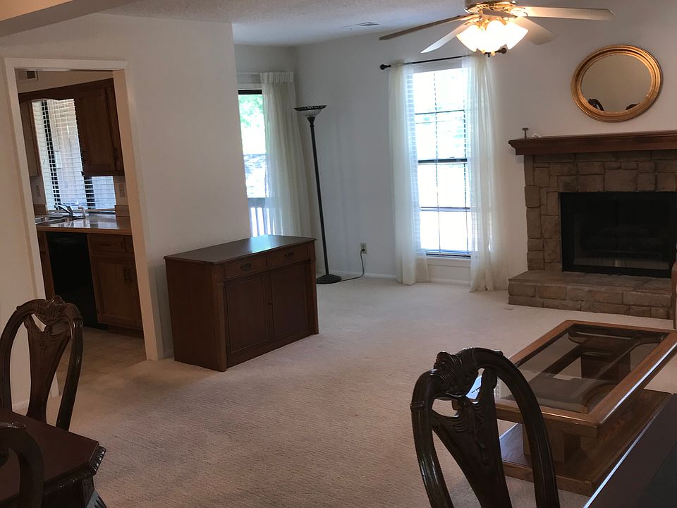 Lg. living room/dining room