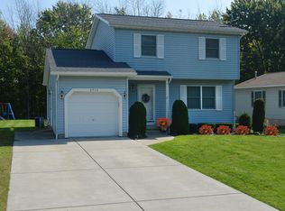 6913 Maple Dr, North Tonawanda, NY 14120